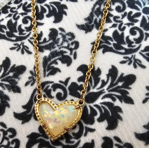 Kendra Scott Gold Heart Necklace & with Jewelry Pouch EUC - Picture 5 of 6